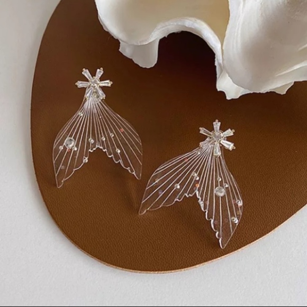 🌟 Transparent Fishtail Earrings